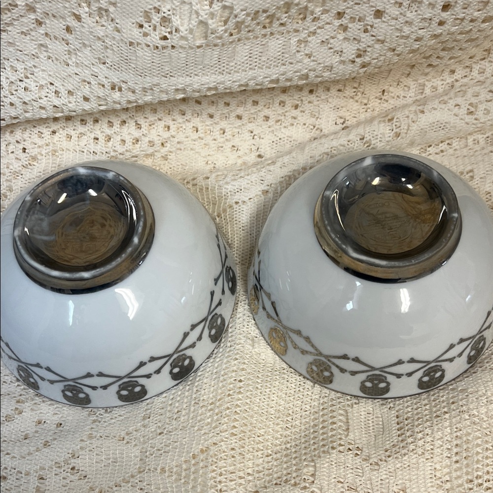 Set Of 2 Ciroa Halloween Holiday Skull And Crossbones Porcelain Footed Bowl - Picture 4 of 7